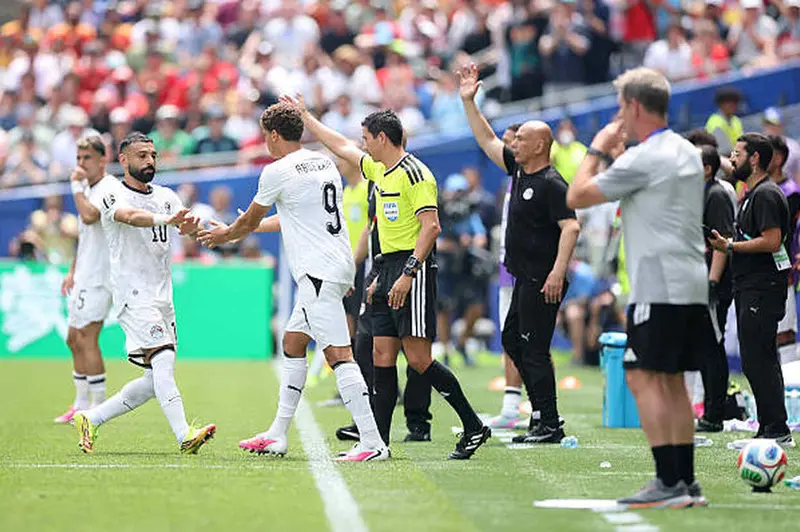 “حضن غاضب ” ورد فعل جارسيا على حسام حسن.. لقطات لم تذع من مباراة مصر وبلجيكا بكأس العالم (صور)