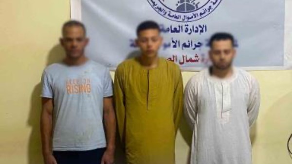 للإستيلاء على أموالهم.. القبض على 3 نصابين أوهموا مواطنين بأنهم موظفي خدمة عملاء