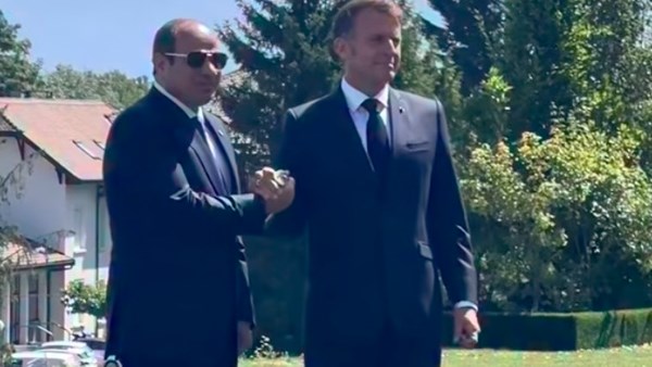 ماكرون يرحب بالرئيس السيسي بـ “العربية”: “أهلاً وسهلاً يا ريس”