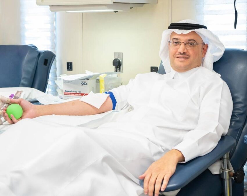 محافظ الأحساء يشارك في حملة التبرع بالدم