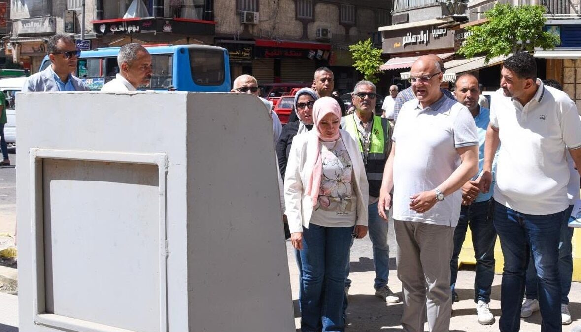 محافظ الإسكندرية يطلق أول تجربة لصناديق القمامة المدفونة تحت الأرض بشارع 45 بحي المنتزه ثان