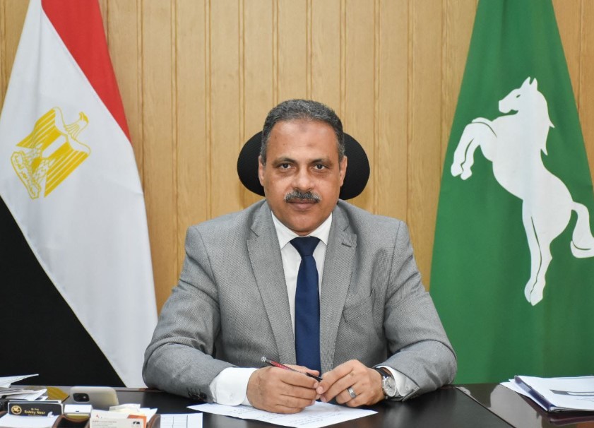 محافظ الشرقية يصدر 20 قرارا تأديبيا لمعاقبة 61 موظفا بالجهاز الإداري