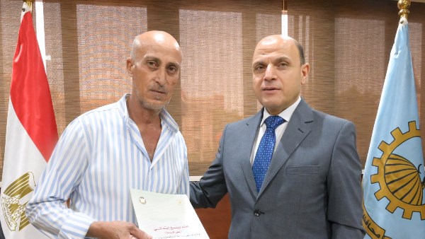 محافظ الغربية يُسلّم 22 عقد تقنين لأراضي أملاك الدولة ويؤكد استمرار التيسيرات