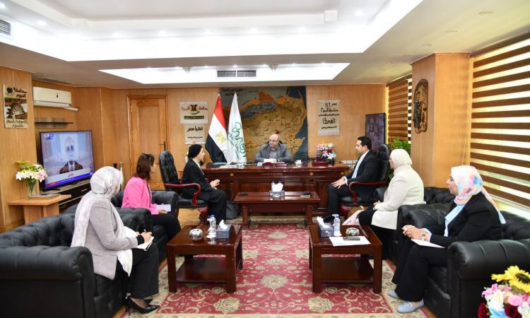 محافظ الفيوم ووفد التنمية يبحثان مشروعات المرحلة الثامنة لبرنامج المنح الصغيرة