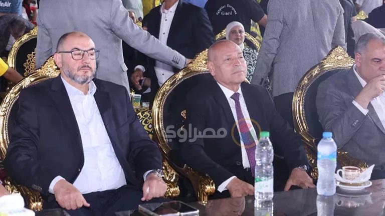 محافظ القاهرة يشارك المواطنين متابعة مباراة مصر وبلجيكا
