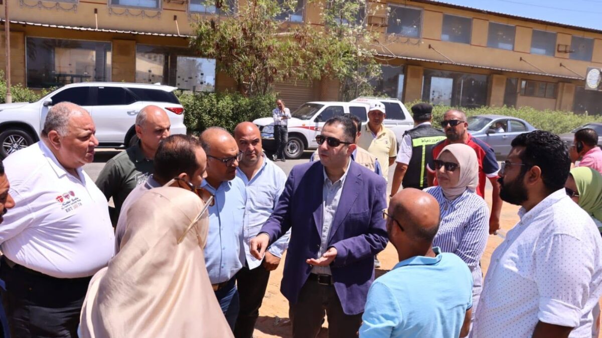 محافظ دمياط يتابع  الأعمال الجارية لتطوير وازدواج طريق رأس البر الغربي