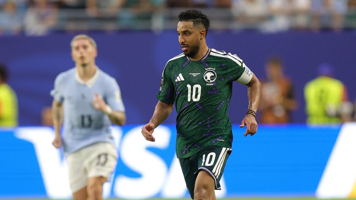 مدرجات كووورة.. سالم الدوسري يورط دونيس مع جماهير السعودية.. والسبب محمد صلاح