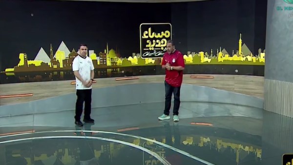 مرتديا تيشيرت مصر.. الغندور يقتحم ستوديو برنامج يوسف الحسيني ويؤكد دعمه للمنتخب