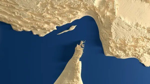 مسؤول أميركي: تفاهم واشنطن وطهران يتضمن فتح مضيق هرمز ورفع القيود الأميركية