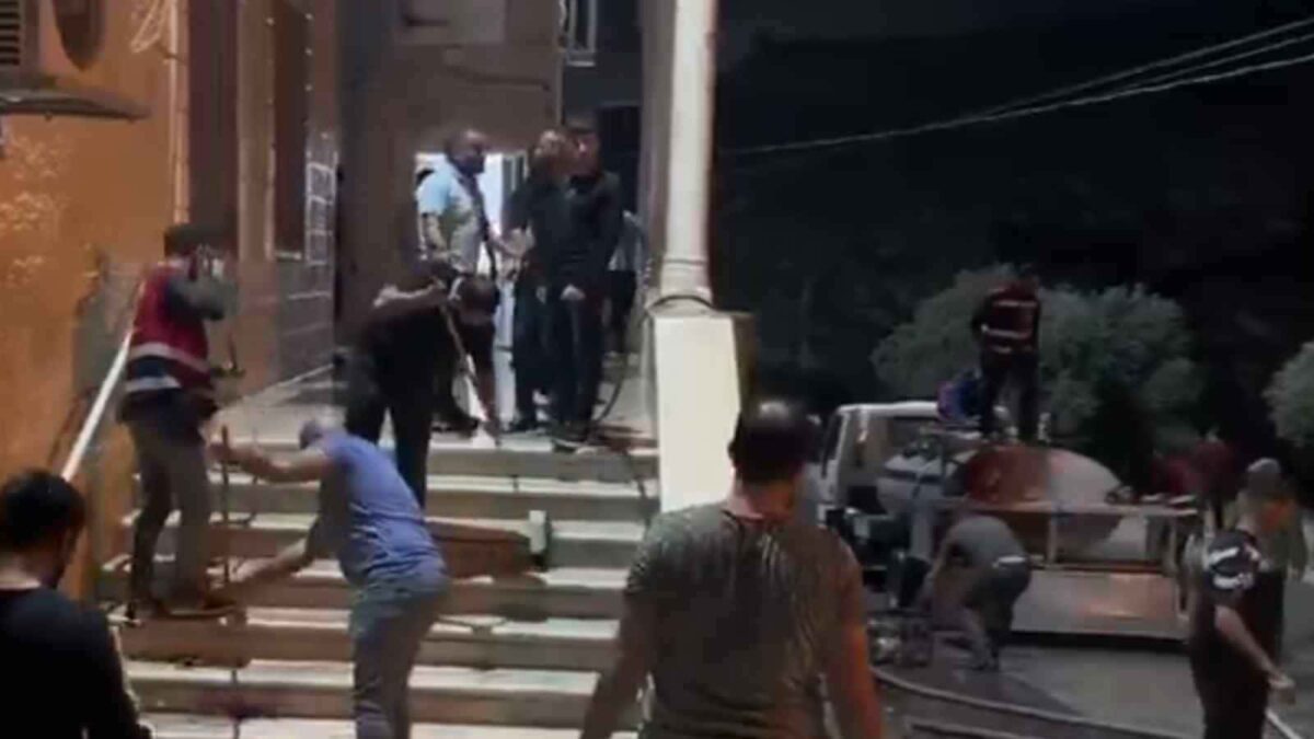 مستوطنون يضرمون النار بمسجد في “برقا” بالضفة الغربية (فيديو)