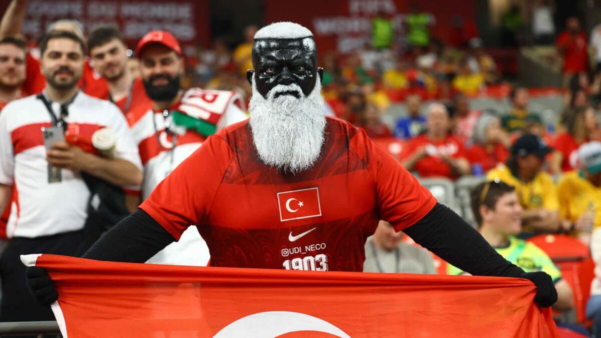 مفاجأة وراء الوجه الأسود والعيون البيضاء.. من هو مشجع منتخب تركيا المخيف؟ (صور)