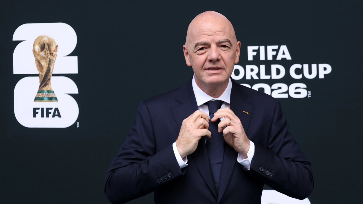 ملايين الفيفا وطائرة “الاسترخاء”.. كيف يعيش إنفانتينو في كوكب آخر بعيداً عن كابوس الجماهير؟