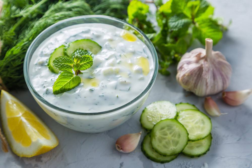 منعشة وسريعة.. طريقة عمل سلطة الزبادي بالخطوات
