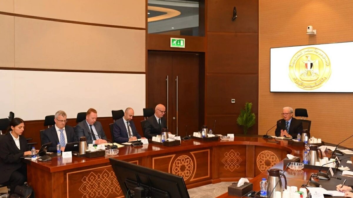 نائب رئيس مجلس الوزراء يبحث مع وفد رفيع المستوى من البنك الدولي تعزيز التعاون المشترك