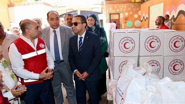 نظمها الهلال الأحمر بقويسنا.. محافظ المنوفيةيتفقد قافلة الكشف الطبي على الأطفال مجانا