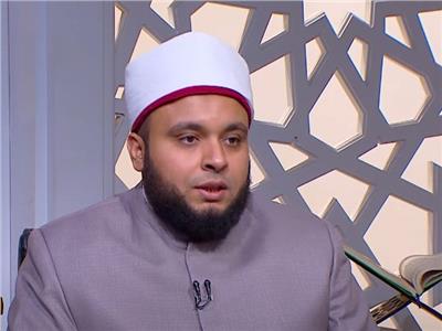 هل تجوز الصلاة بالمصحف أو الموبايل؟..  أمين الفتوى يُجيب