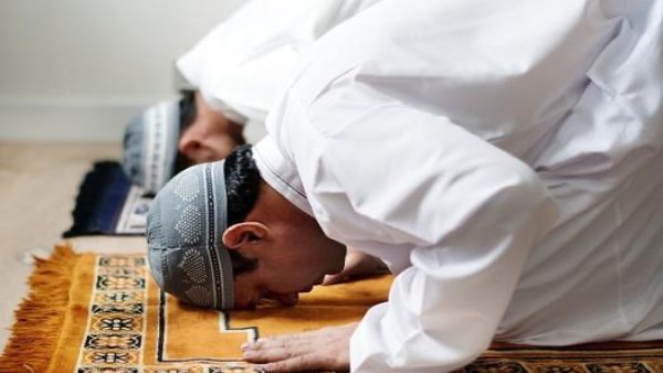 هل يجوز الجهر بمقدار بسيط في الصلاة السرية منعا للسرحان