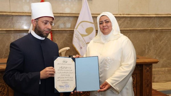 وزير الأوقاف يكرم وفاء محمد أبو سنة تقديرًا لعطائها في خدمة القرآن الكريم