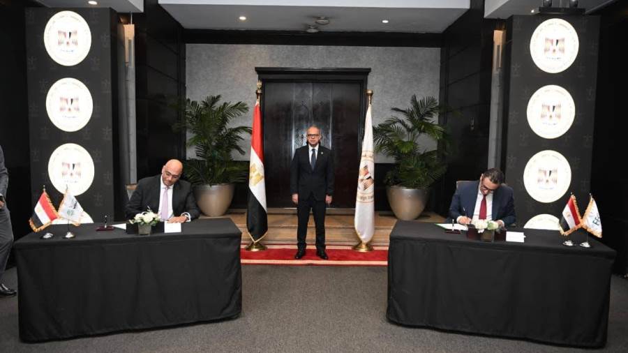 وزير الاستثمار والتجارة الخارجية يشهد توقيع عقد حق انتفاع مبنى المعرض الدائم بين الهيئة المصرية للمعارض وجهاز تنمية المشروعات المتوسطة والصغيرة ومتناهية الصغر