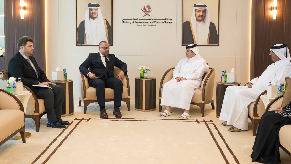 وزير البيئة والتغير المناخي يجتمع مع رئيس بعثة الأمم المتحدة للهجرة في دولة قطر