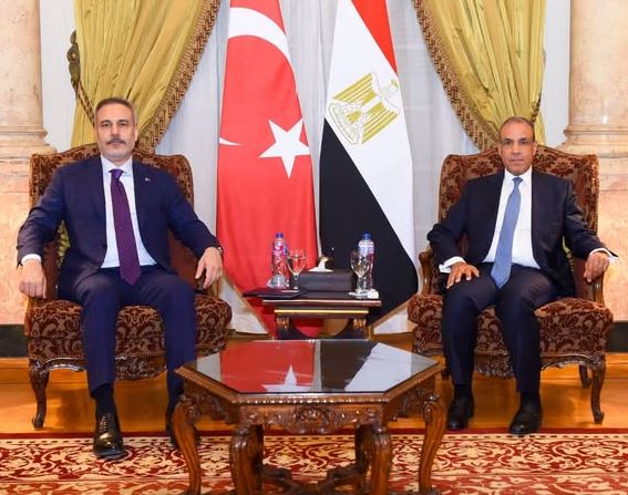 وزير الخارجية ونظيره التركي يبحثان تعزيز العلاقات التجارية والاستثمارية