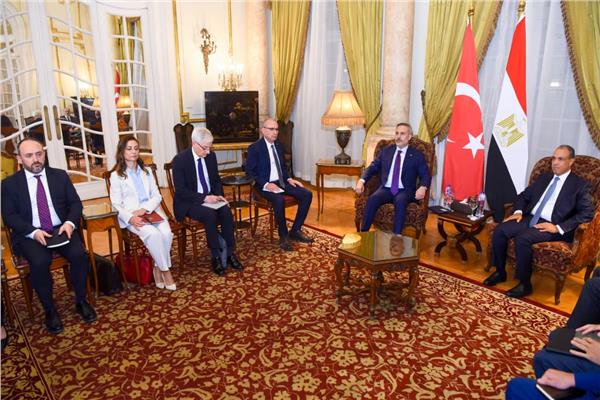 وزير الخارجية يلتقي نظيره التركي على هامش اجتماع الأطراف الاقليمية الأربعة