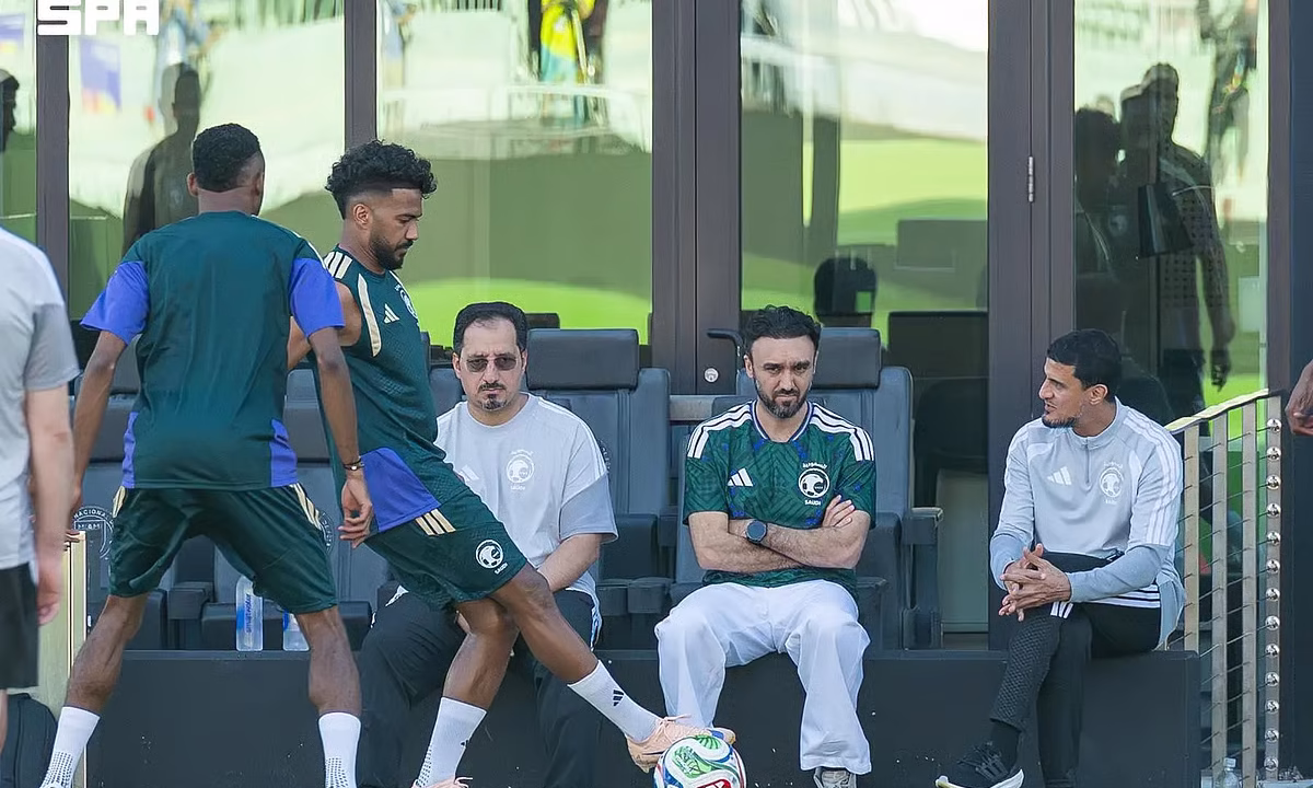 وزير الرياضة يشهد التدريب الأخير للأخضر قبل لقاء الأوروغواي في كأس العالم 2026