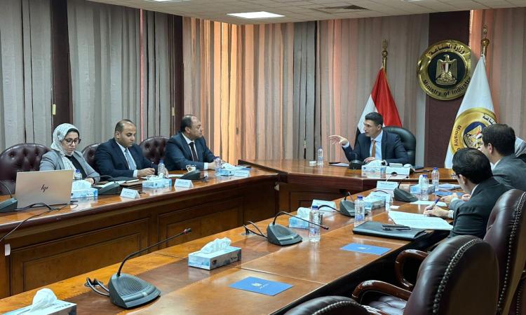 وزير الصناعة يبحث مع رئيس هيئة تنمية الصعيد سبل تعزيز الاستثمار بصعيد مصر