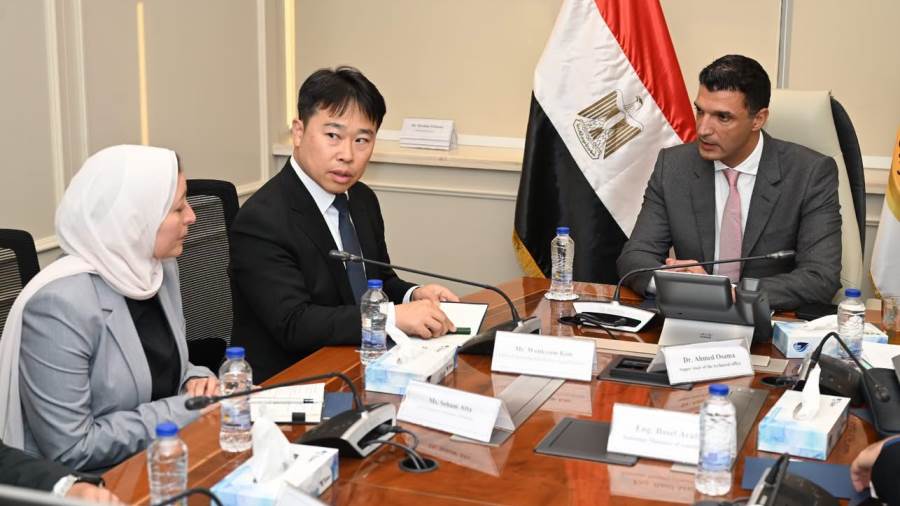 وزير الصناعة يبحث مع “سامسونج إلكترونيكس” خطط التوسع وزيادة التصنيع المحلي في قطاع الإلكترونيات