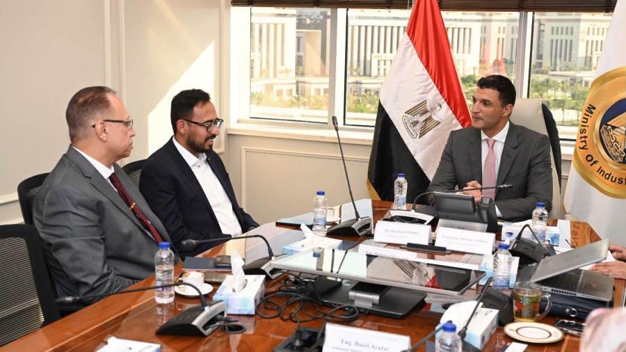وزير الصناعة يبحث مع مسؤولي شركة جوتن مصر للدهانات خططها التوسعية وجهود تعميق التصنيع المحلي