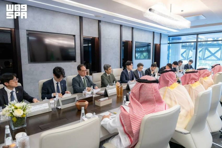 وزير الصناعة يلتقي وزير التجارة والصناعة والموارد بجمهورية كوريا