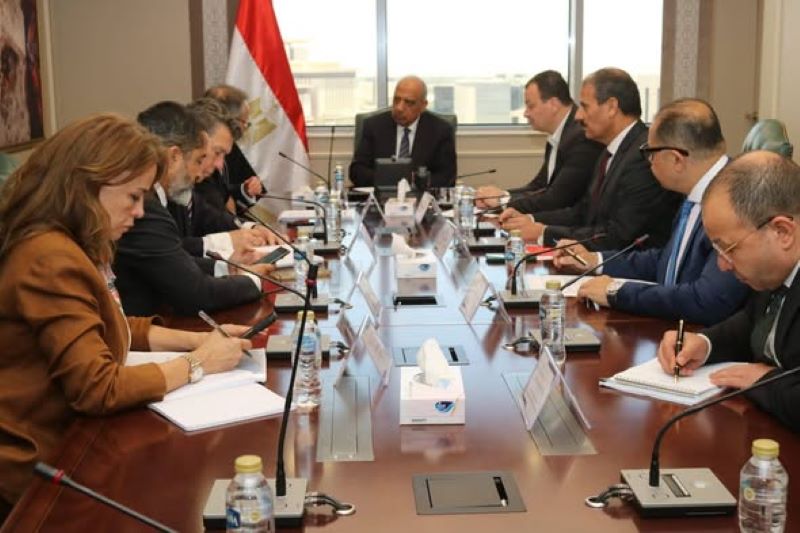 وزير الكهرباء  يبحث مع وفد البنك الأوروبى التنسيق وتعزيز  الشراكة للمشروعات المستقبلية