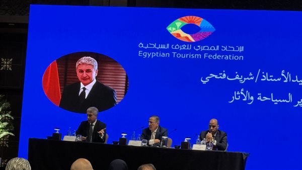 وزيرا السياحة والآثار والعمل يطلقان مبادرة تعاون مع “الاتحاد المصري للغرف السياحية” لترخيص عمل الأجانب