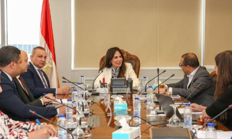 وزيرة الإسكان تبحث مع شركة “الكازار”مقترح إنشاء مشروع تجاري بشرق القاهرة