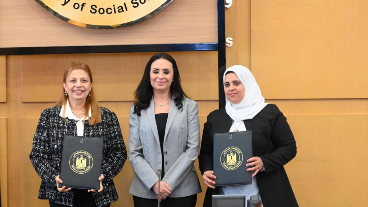 وزيرة التضامن تشهد توقيع عقود تمويل لمشروعات متناهية الصغر بين صندوق دعم الصناعات الريفية والبيئية و13 جمعية ومؤسسة أهلية
