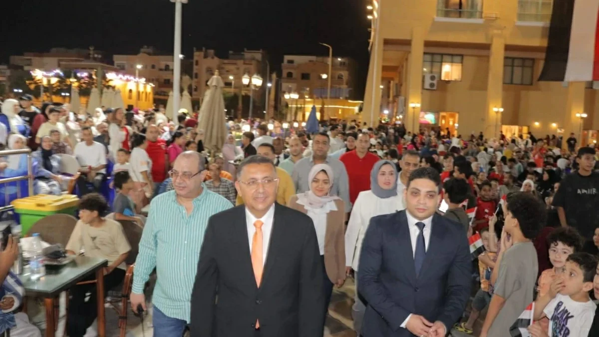 وسط أجواء حماسية وحضور جماهيري.. محافظ القليوبية يشارك المواطنين مشاهدة مباراة مصر وبلجيكا
