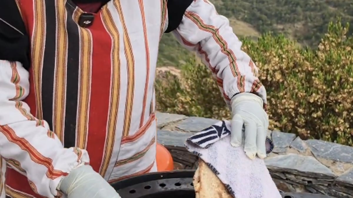 أم وليد تجذب السياح بخبز الميفا العسيري الموروث من والدتها