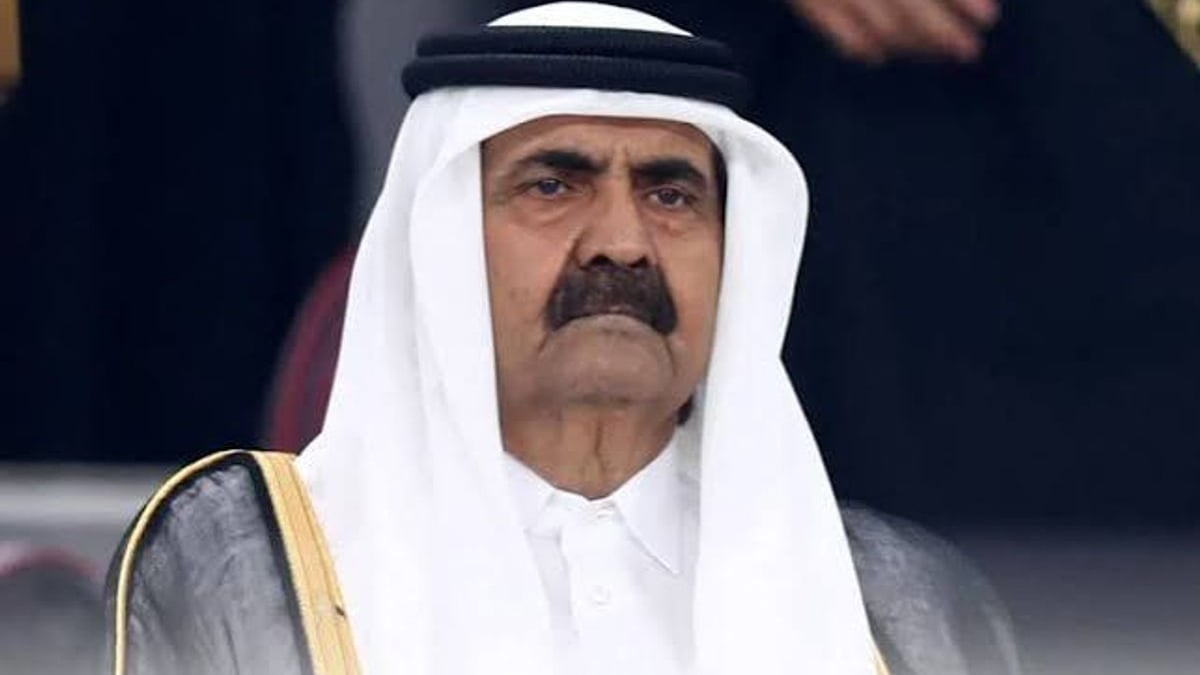 أمير قطر يتقدم مشيعي جثمان الشيخ حمد بن خليفة