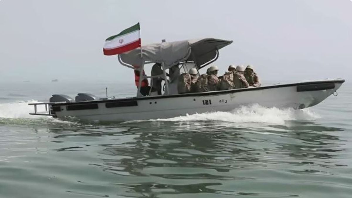 إيران تشترط تصريحاً لعبور السفن من مضيق هرمز