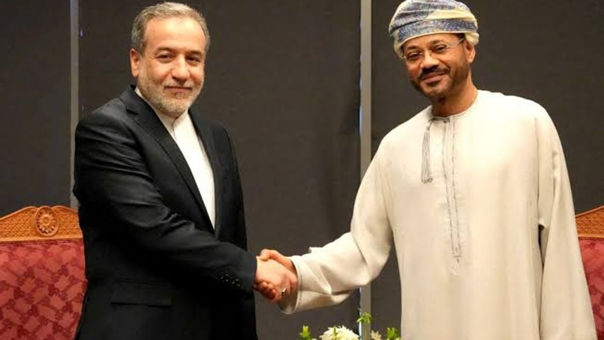 إيران وعمان تبحثان تأمين مرور السفن في مضيق هرمز