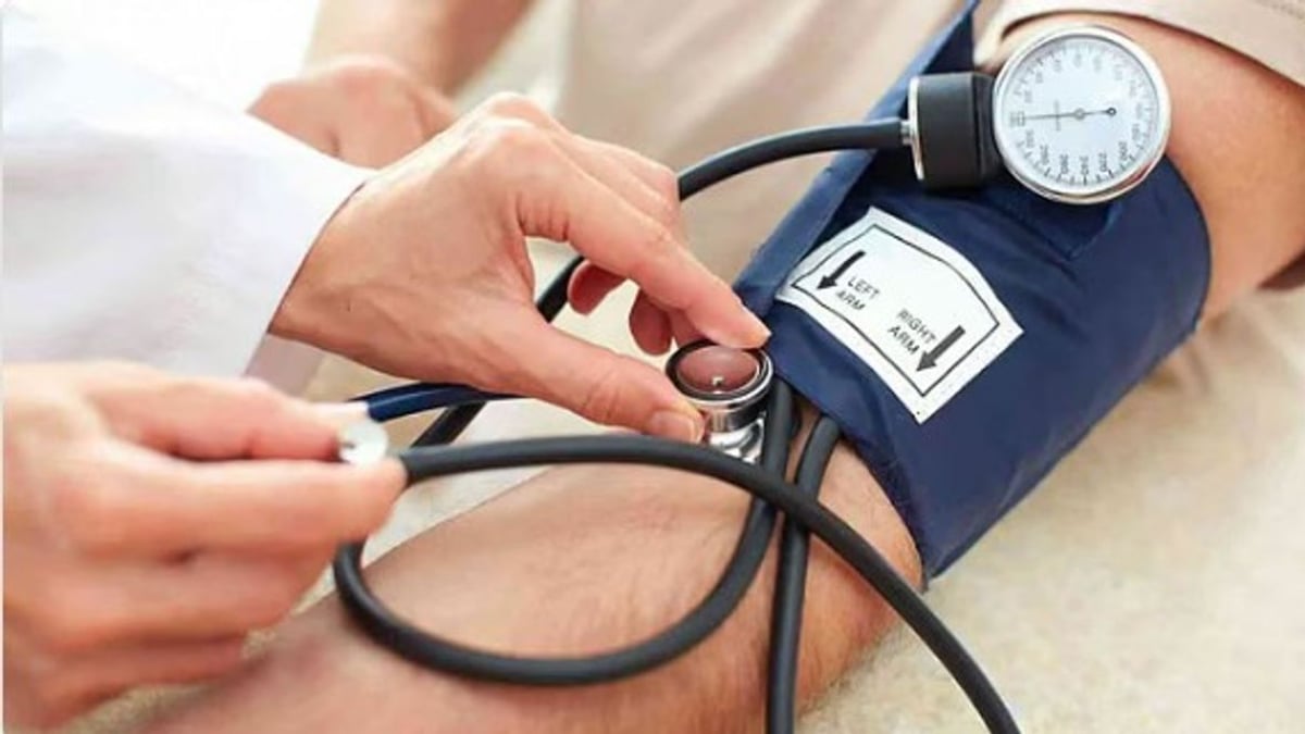 استشاري يوضح العلاقة بين الكوليسترول وضغط الدم