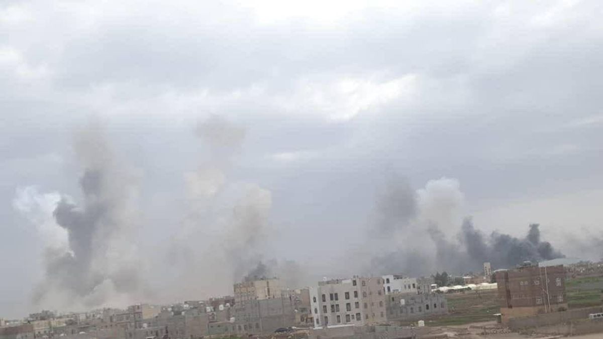 استهداف مدرج مطار صنعاء لعرقلة هبوط طائرة إيرانية