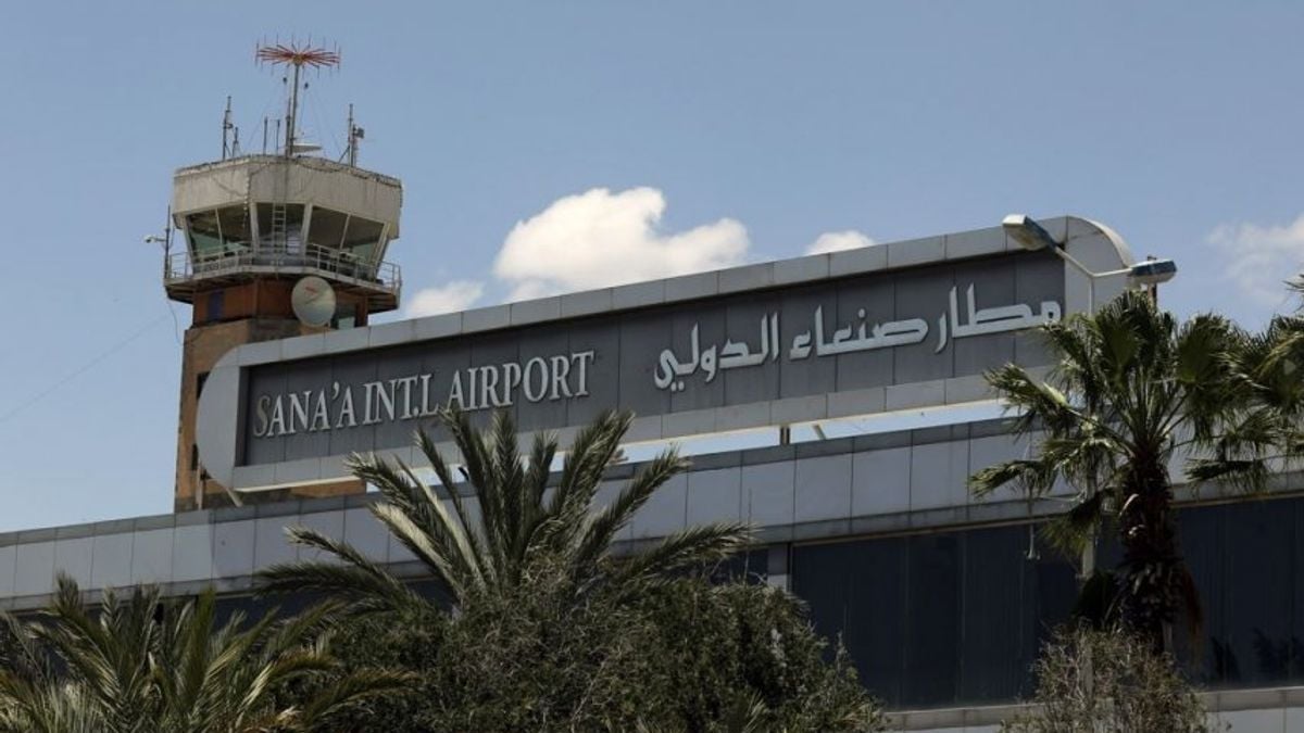 استهداف مدرج مطار صنعاء لمنع هبوط طائرة إيرانية
