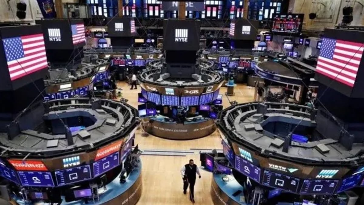 الأسهم الأمريكية تتراجع مع انتظار تطورات الشرق الأوسط