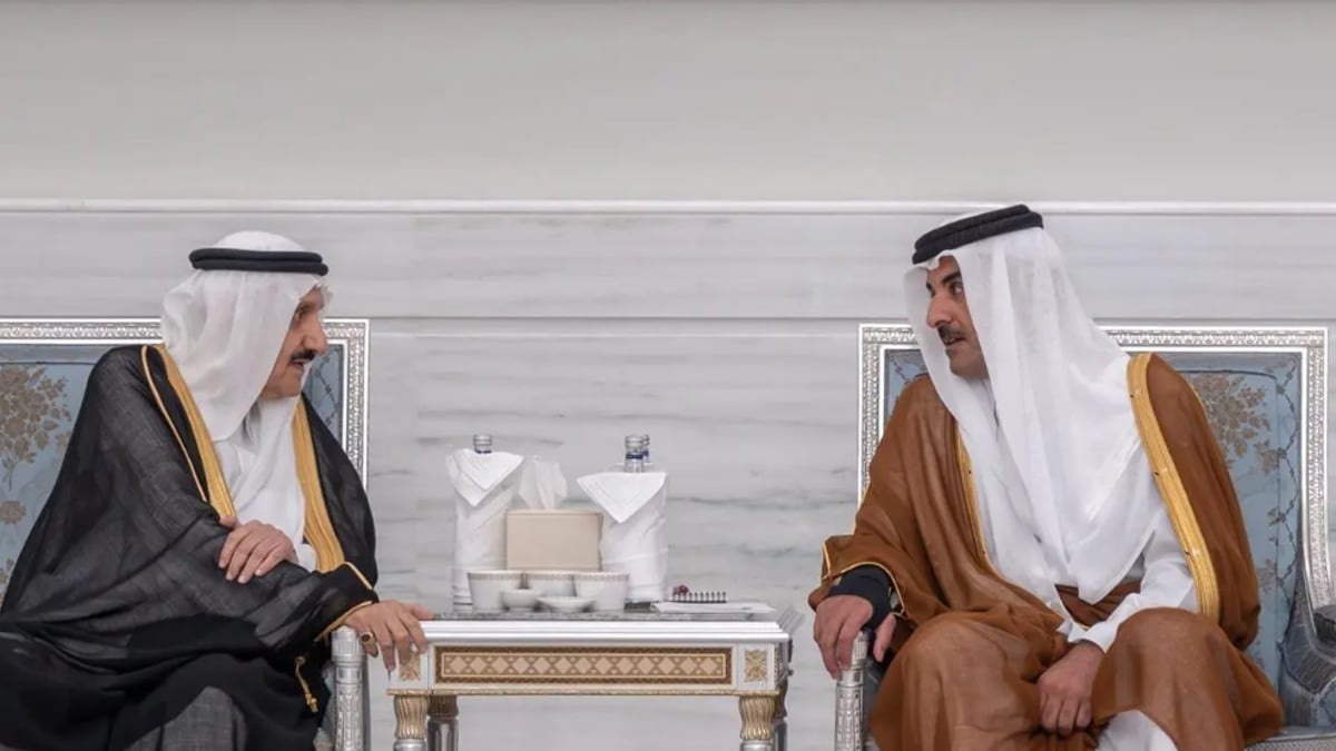 الأمير منصور بن متعب يقدم تعازي القيادة لأمير قطر في وفاة الشيخ حمد بن خليفة آل ثاني