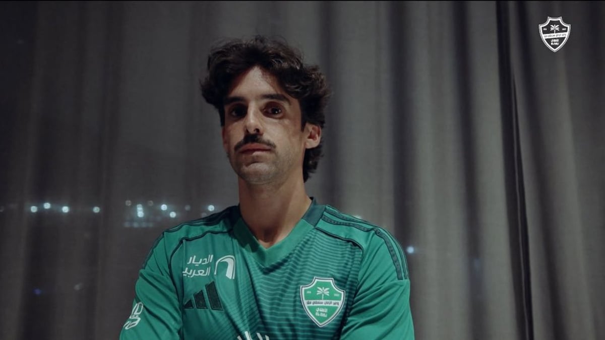 الأهلي يعلن ضم ترينكاو ويمنحه قميص محرز