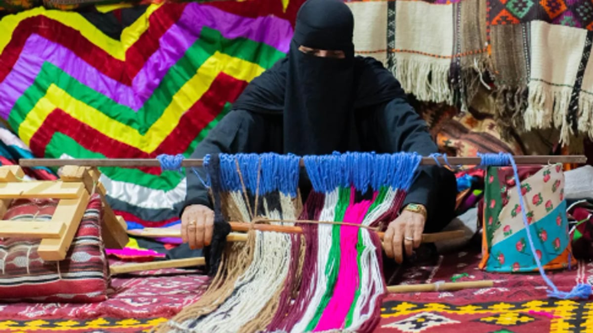 الحِرفيات في الحدود الشمالية يعرضن المنتجات التراثية بالسوق الشعبي
