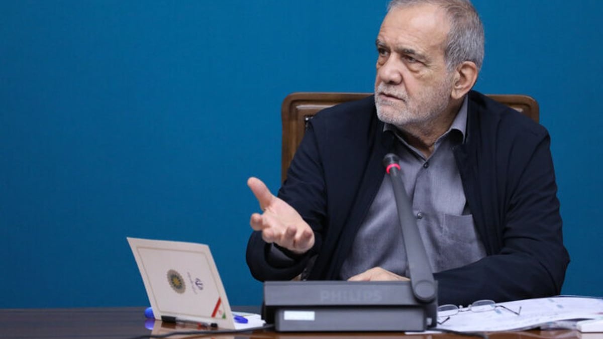 الرئيس الإيراني يؤكد: الاقتصاد ومعيشة الشعب هما ساحة المعركة الرئيسية اليوم