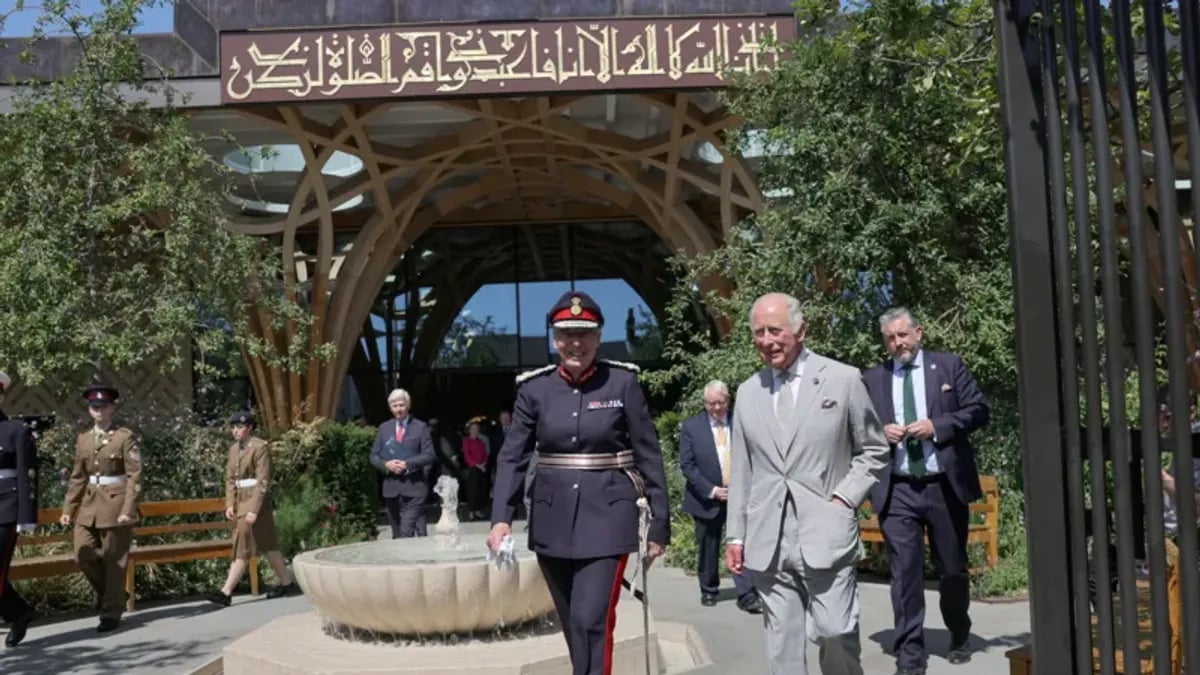 الملك تشارلز يثني على أول مسجد صديق للبيئة في أوروبا خلال زيارته لكامبريدج