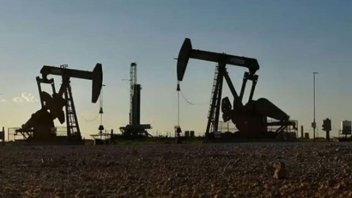 النفط يصل لأعلى مستوى في شهر وخام برنت يسجل 84.98 دولار
